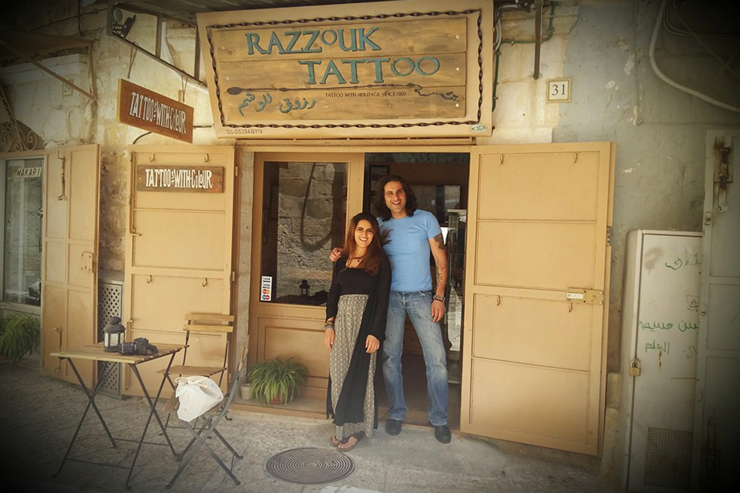 Attraversando la Porta di Jaffa, passando per la piazza principale sempre gremita, si trova il negozio di tatuaggi della famiglia Razzouk, una famiglia copta egiziana.