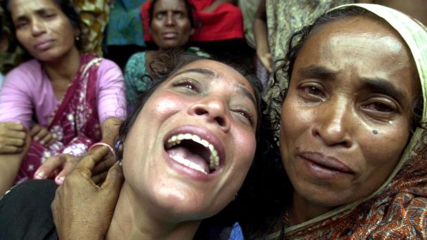 BANGLADESH-BLAST-WOMEN-CRY