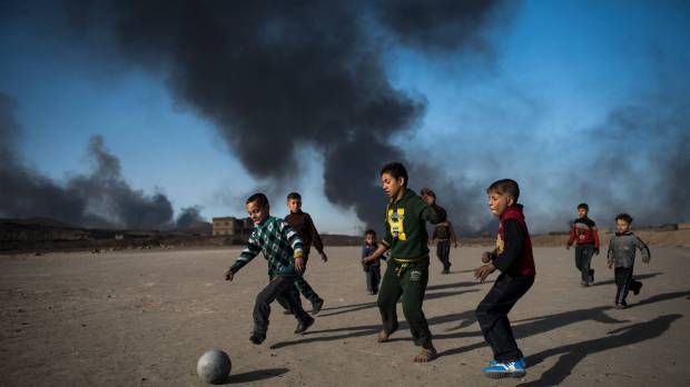 web-iraq-war-children-playing-oil-000_i96ku-odd_andersen_-_afp-ai