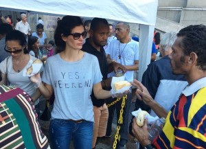 Isabella che partecipa alla distribuzione di panini ai senzatetto davanti alla cattedrale di San Paolo (foto: Instagram/Isabella Fiorentino)