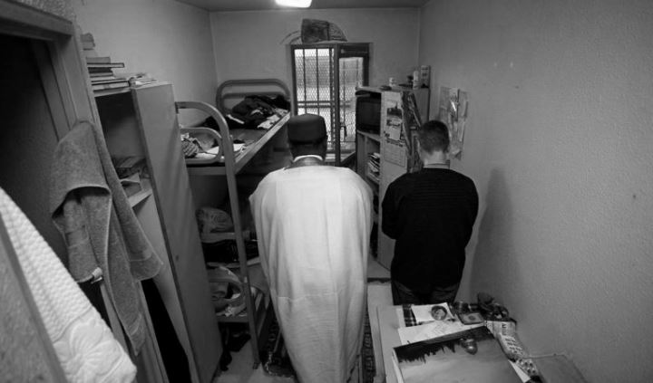 priere-avec-un-detenu-dans-la-prison-d-osny