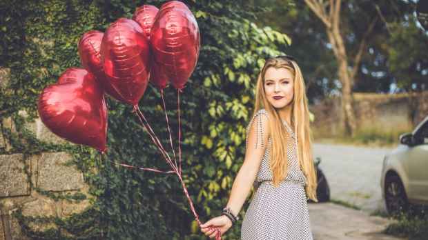 girl baloon heart love