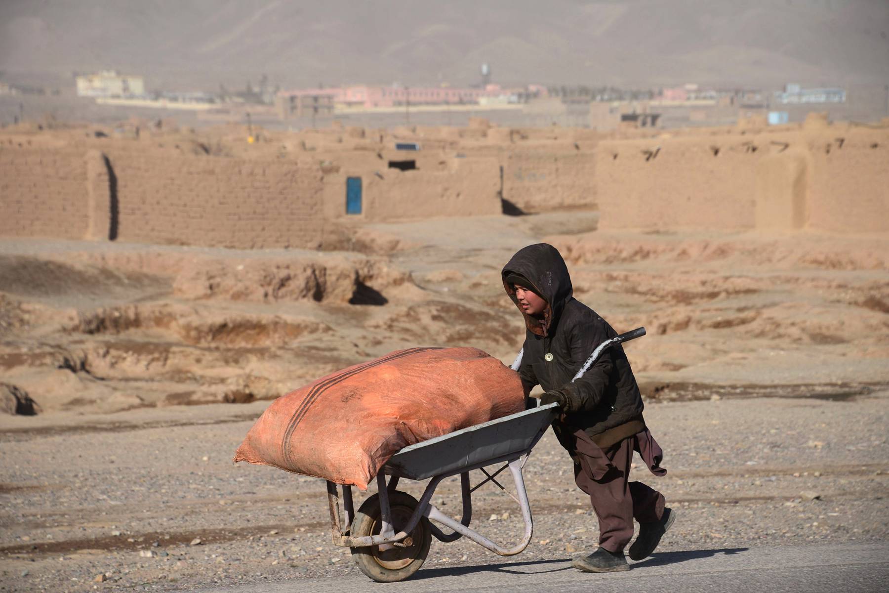 web-afganistan-child-work-000_lf4fq-aref_karimi_-_afp-ai