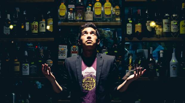 web-alcohol-man-young-hands-looking-up-light-leo-hildalgo-cc