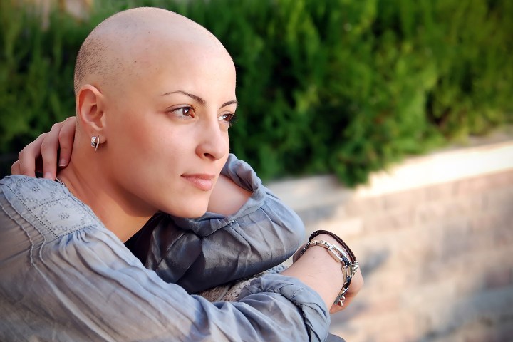 web-cancer-woman-positive-attitude-shutterstock_17586670-cleomiu-ai