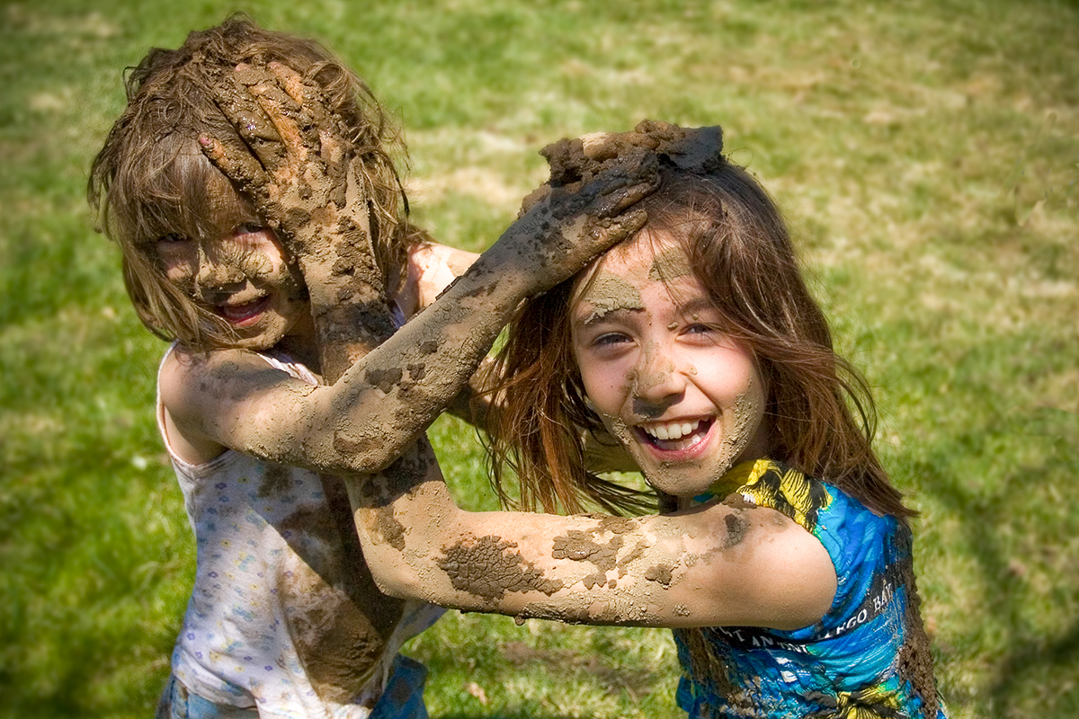 web-two-girls-playing-mud-sisters-funny-bill-dubreuil-cc