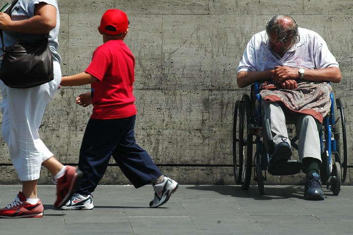 web-wheelchair-man-boy-red-hat-shirt-street-riccardo-cuppini-cc