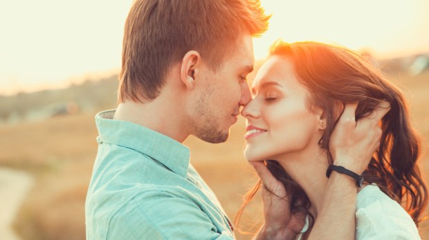 WEB COUPLE KISS LOVE HAPPY © sivilla &#8211; Shutterstock