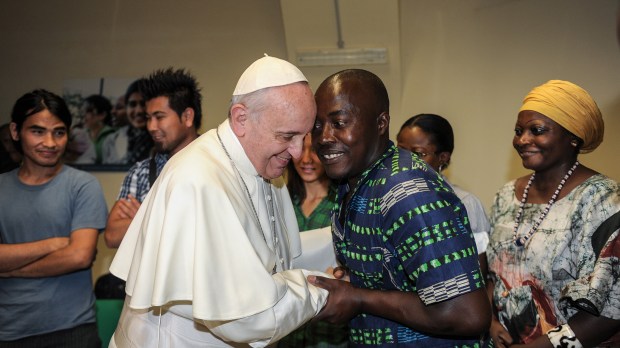 Le pape François rencontre des réfugiés au Centre Astalli