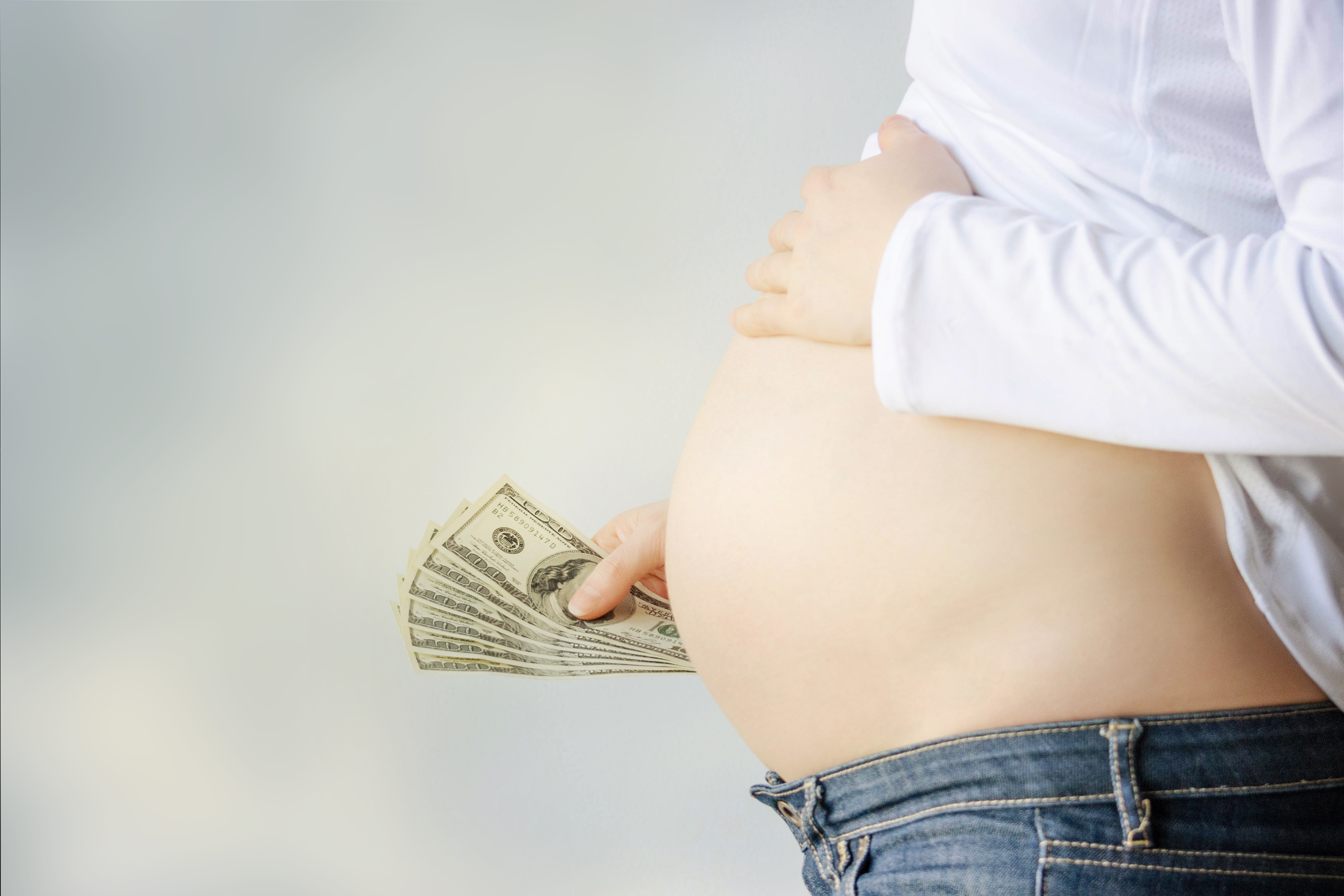 WEB SURROGATE MOTHER PREGNANCY Zhoozha:Shutterstock CC