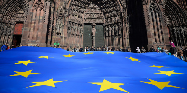 web3-euro-flag-strasbourg-cathedral-000_par7856490-patrick-hertzog-afp1