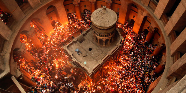 web3-holy-sepulchre-fire-candles-000_a40p1-thomas-coex-afp
