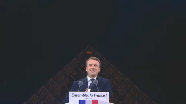 Emmanuel Macron devant la pyramide du Louvre : un signe pour les francs-maçons ?