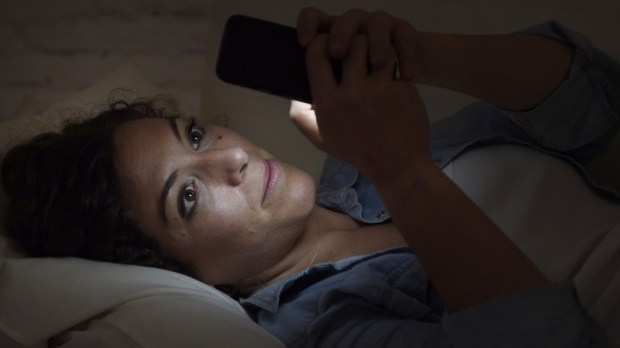 WEB3-CELL PHONE-ABSORBED-BED-CONCENTRATED-WOMAN-INTERNET-shutterstock_434264962-By Marcos Mesa Sam Wordley-AI