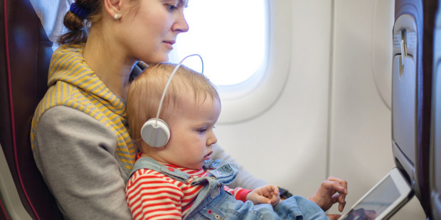 web3-mother-child-baby-plane-travel-photobac-shutterstock