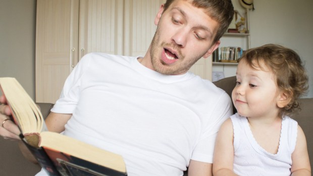 WEB3-DAD-CHILD-READ-READING-BOOK-HOME-FAMILY-FATHER-Shutterstock_657824404-Por Geinz Angelina-AI