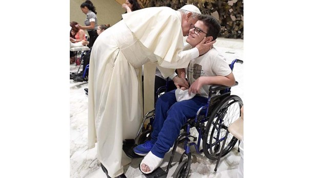 WEB3-POPE FRANCIS-HUG-CHILD-YOUNG-DISABLED-WHEELCHAIR-instagram.com-franciscus