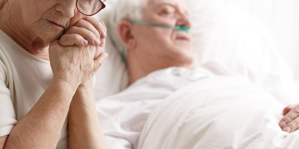 WEB3-HELPING-DEATH-ELDER-DIE-DYING-HOME-OLD-BED-COUPLE-shutterstock_674340028-By Photographee.eu-AI