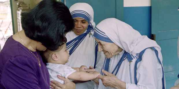 web3-mother-teresa-smiles-at-orphan-baby-child-charity-missionaries-of-charity-roslan-rahman-afp