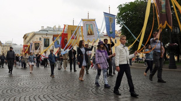 WEB3-SAINT PETERSBURG-RUSSIA-CATHOLICS-PROCESSION-faltar-cc