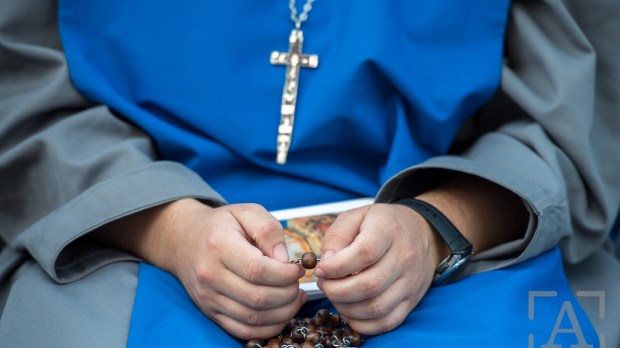 A Nun Praying the Rosary &#8211; CD2017