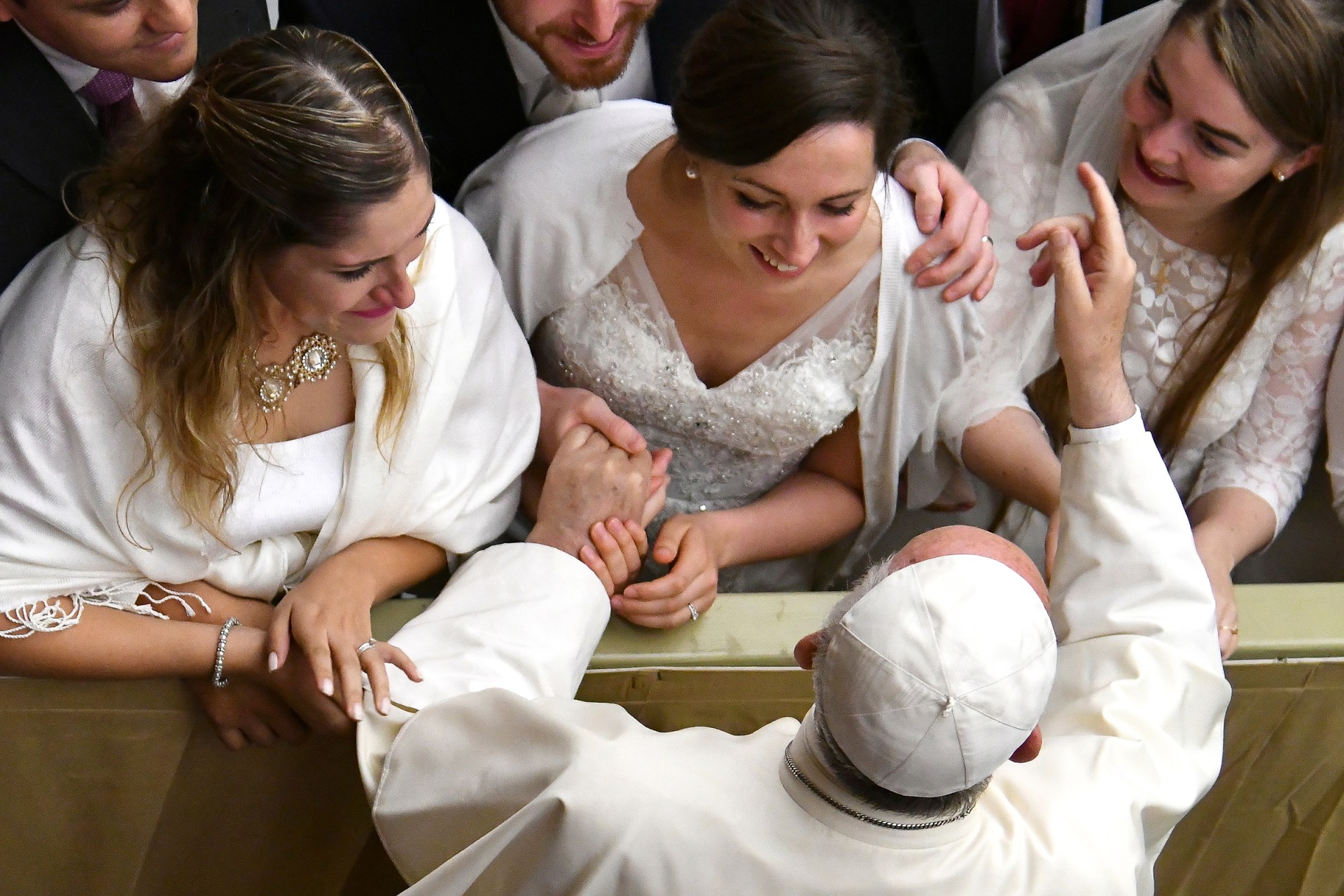 WEB2-PHOTO-OF-THE-DAY-POPE-FRANCIS-BRIDES-VATICAN-PAUL-VI-HALL-000_RE3MG-Alberto-Pizzoli-AFP