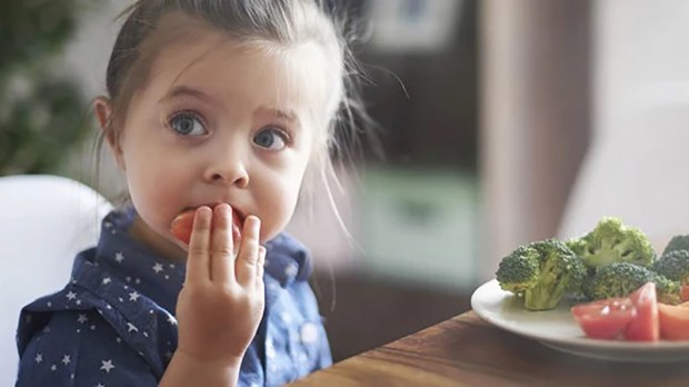 web3-little-girl-vegetables-table-food-children-shutterstock_278908013-gpointstudio-ai11-copia.jpg