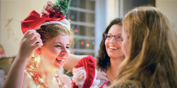 web3-christmas-hats-laughing-smile-woman-women-celebrate-paulisson_miura-flickr