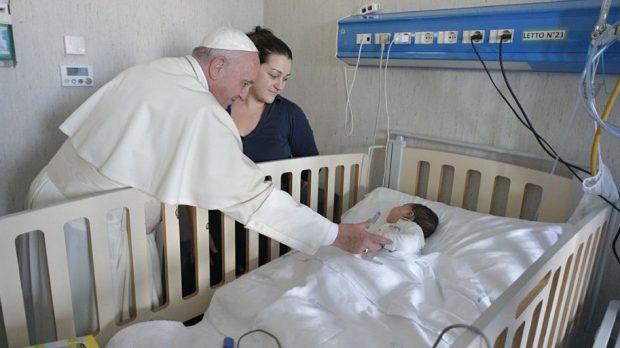 web3-pope-francis-visit-bambino-gesucc80-rome-children-hospital-afp-pbg01-000_vq1ms1-e1578053347156.jpg