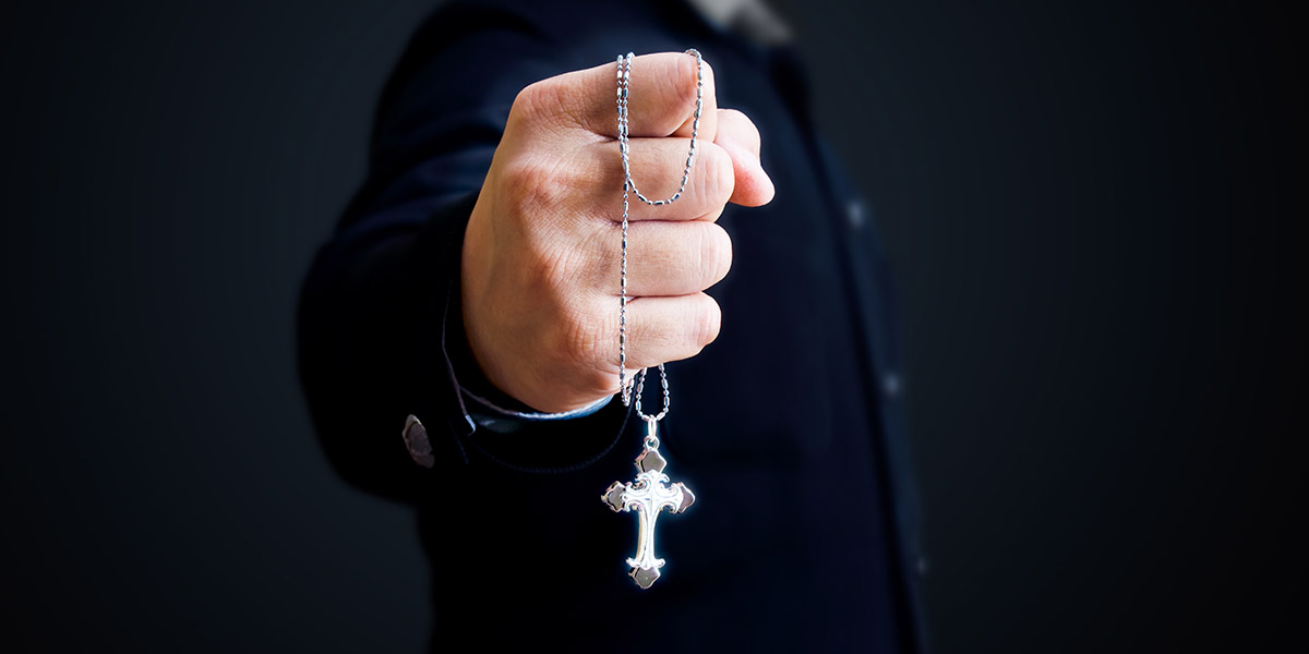 WEB3-EXORCISM-ROSARY-PRIEST-HAND-Shutterstock_102190528-Nixx Photography-AI
