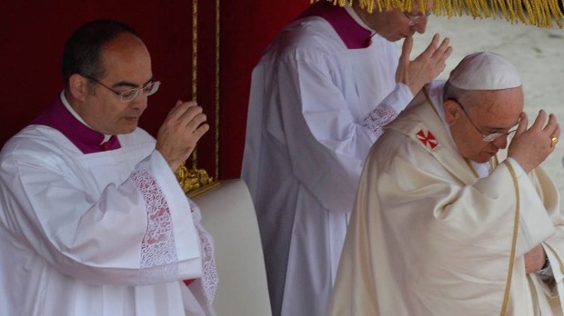 POPE FRANCIS,SIGN OF THE CROSS