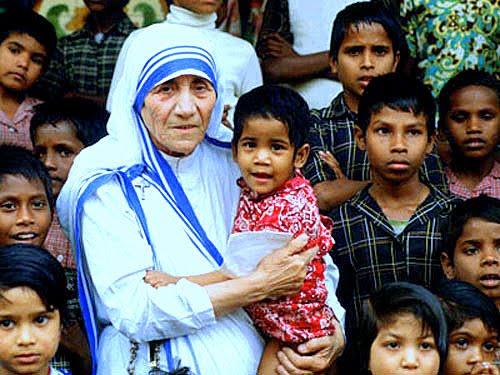 Madre Teresa de Calcuta con un grupo de niños
