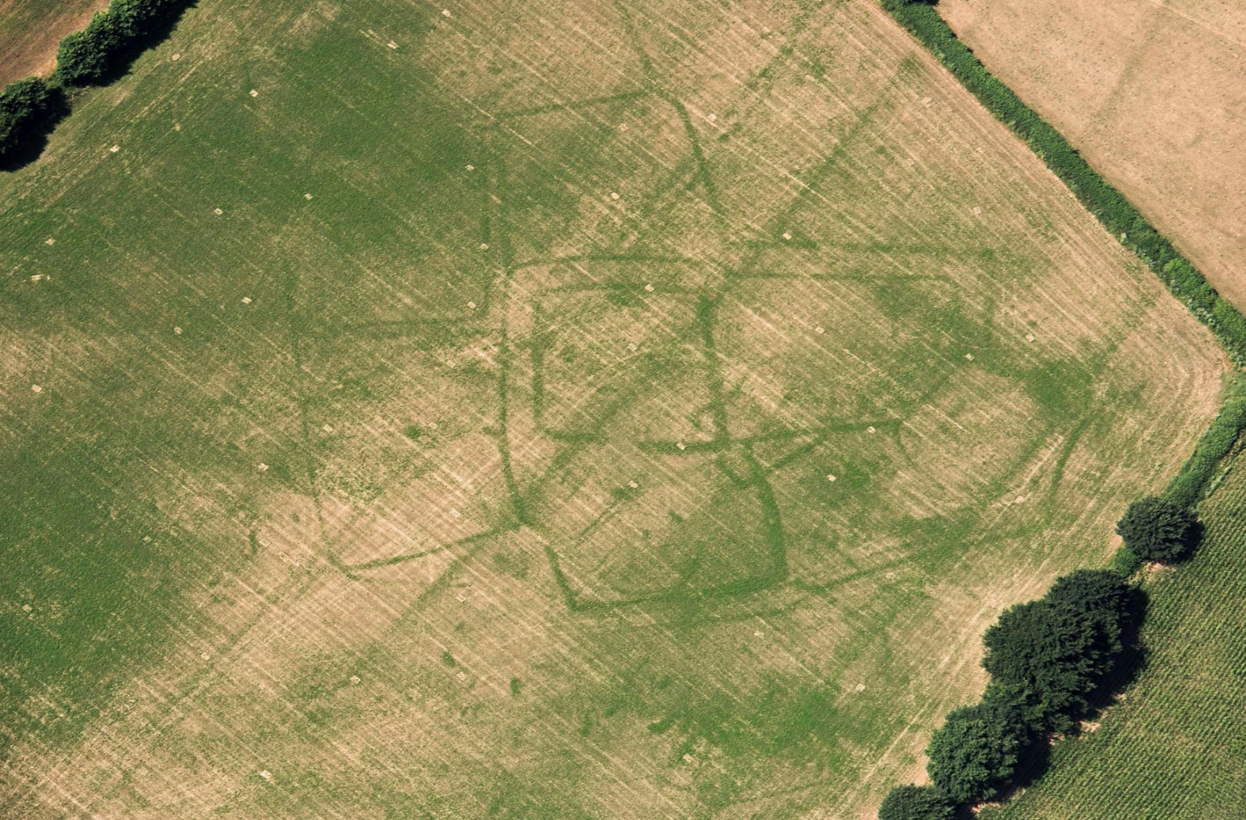 CROP MARKS; AERIAL ARCHAEOLOGY; GREAT BRITAIN; FARMING