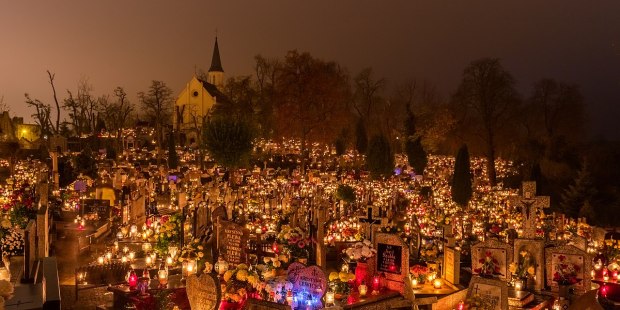 quando-un-cimitero-sillumina-la-bella-tradizione-di-ognissanti-in-polonia-8432