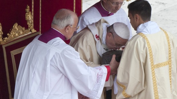 November 24, 2013 : Pope Francis kisses the relics of the Apostle Peter on the altar during a mass at St. Peter&#8217;s Square at the Vatican