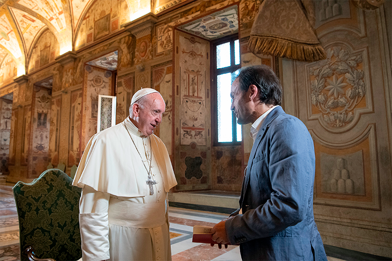 Papa Francesco e don Marco Pozza 2 (credit – foto Vatican Media)