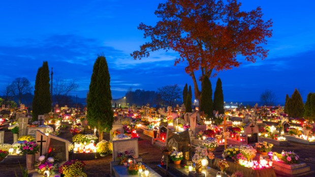 web-poland-cemetery-candles-all-saints-de-patryk-kosmider-i-shutterstock