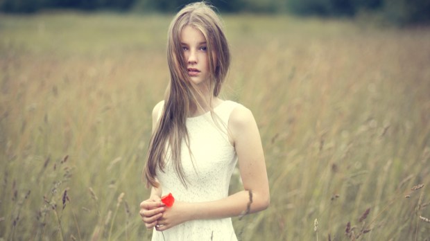 WEB3beautiful-young-girl-with-a-flower