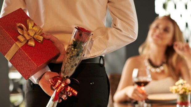 web2-couple-romantic-gift-flowers.jpg