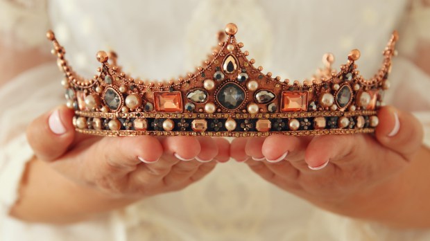 WEB3-beautiful-lady-with-white-lace-dress-holding-diamond-crown