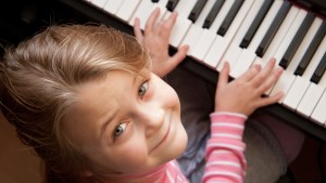 young girl play piano