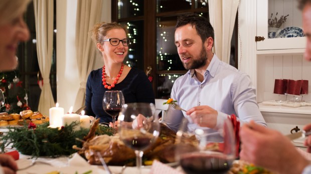 Famille lors d'un dîner de Noël