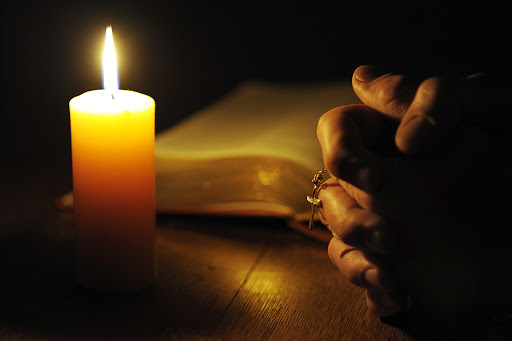 Bibbia e candela – ar