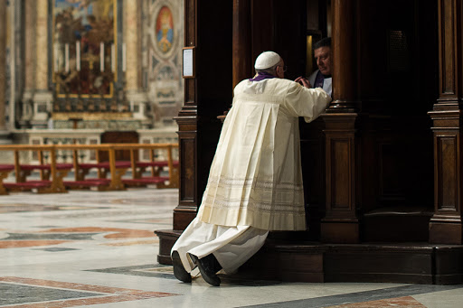 Pope Francis during a confession – crop – AFP – en