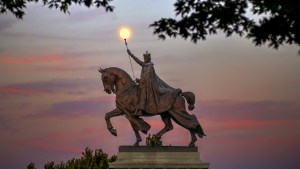 l'apothéose de la statue de Saint-Louis du roi Louis IX de France