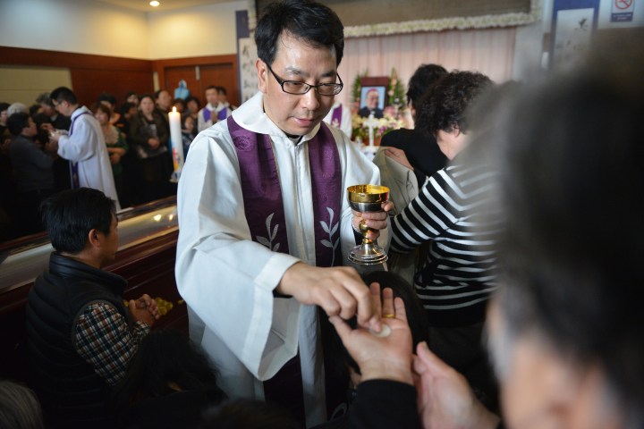 web-china-catholic-priest-communion-000_hkg9614472-peter-parks-afp-ai.jpg