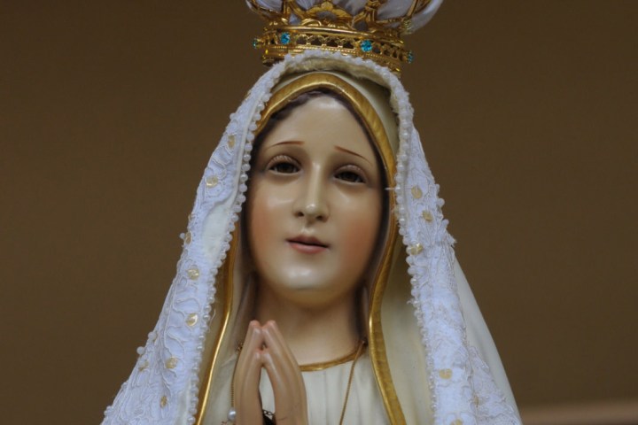 web-lady-virgin-mary-fatima-joseph-ferrara-our-lady-of-fatima-international-pilgrim-statue-cc.jpg