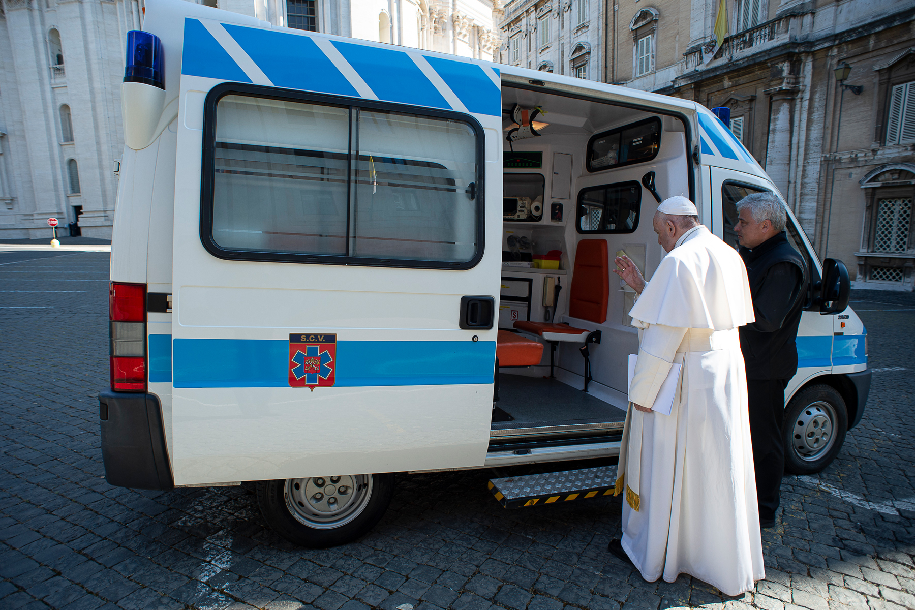 web2-amjun0120-pope-francis-ambulance-poor-covid-19-vatican-media-foto_2.jpg
