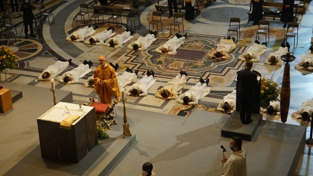 Ordinazione di sacerdoti e diaconi gesuiti nella Chiesa del Gesù.