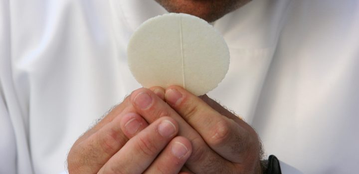 WEB2-COMMUNION-EUCHARISTIE-HOSTIE-GODONG-DE354465C-e1605635059906.jpg